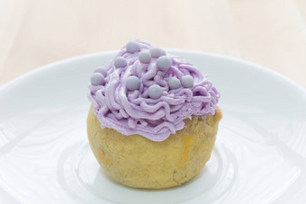 紫色的<strong>泡芙</strong>空心甜饼eclair木表格