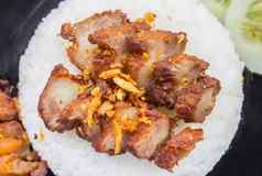 泰国食物炸猪肉大蒜黄瓜黑色的菜平