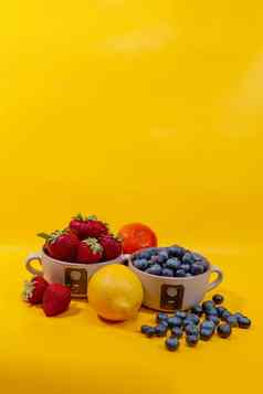 蓝莓草莓陶瓷杯黄色的