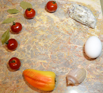 蔬菜贝壳蛋大理石表面樱桃西红柿贝尔辣椒湾叶子牡蛎壳牌鸡蛋
