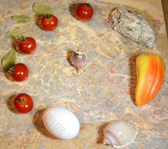 蔬菜贝壳蛋大蒜大理石表面樱桃西红柿贝尔辣椒湾叶子牡蛎壳牌大蒜鸡蛋