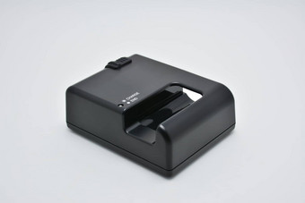 黑色的数字单镜头反射数码<strong>单反相机</strong>电池充电器