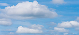 美丽的色彩斑斓的全景阳光明媚的夏天蓝色的天空白色云全景视图自然气象学背景