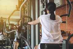 女人锻炼锻炼机健身房概念健身