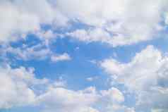 蓝色的天空背景小云多云的蓝色的天空摘要背景