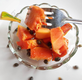 橙色颜色新鲜的木瓜白色背景减少块碗勺子丰富的纤维维生素抗氧化剂提高免疫力好糖尿病患者眼睛