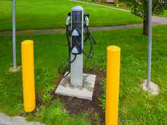 电车充电点安装绿色草坪上黄色的柱子