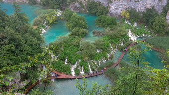游客木公园通路享受视图翡翠湖泊级联水晶清晰的水特湖泊国家公园克罗地亚