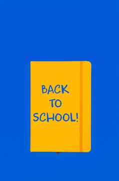 回来学校标志黄色的笔记本