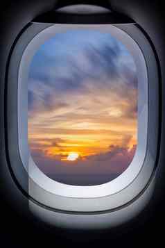 美丽的日落海景飞机窗口