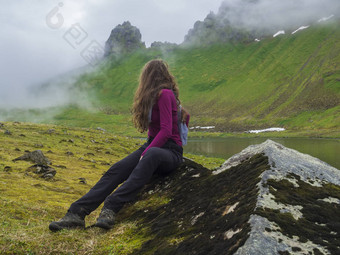 年轻的女人徒步旅行者长棕色（的）头发神秘的视图美丽的王女王hornbjarg悬崖西峡湾远程自然储备角落海滩冰岛郁郁葱葱的绿色有雾的草地水流莫斯岩石峰失去了雾