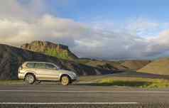 脏路车站沥青路冰岛北部夏天景观绿色侵蚀山蓝色的天空白色云