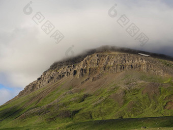 景观绿色山峰覆盖雾金光西峡湾冰岛