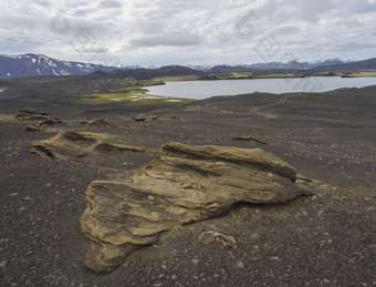 视图景观色彩斑斓的火山口湖火山雪覆盖山脏路一点点沃特恩湖泊受欢迎的钓鱼区域当地的中央冰岛高地中间黑色的熔岩沙漠