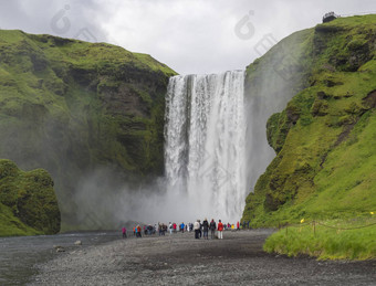 美丽的斯科加瀑布瀑布南冰岛斯科加尔集团色彩斑斓的穿着旅<strong>游人</strong>