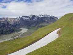 绿色草坡雪绿色山视图冰川斯卡夫塔山冰川 -clorful菱形石山斯卡夫塔山公园冰岛