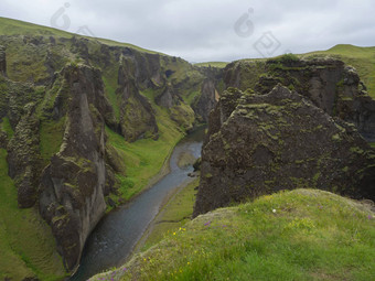 视图河流绿色莫斯覆盖悬崖山<strong>火热</strong>喉咙冰岛草花蓝色的天空背景