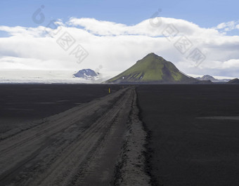 视图污垢山路黑色的熔岩沙子沙漠自然储备山背冰岛绿色梅利费尔山片冰川蓝色的天空白色云