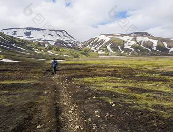 孤独的男人。徒步旅行者走小径<strong>绿色</strong>草莫斯草地雪封顶<strong>菱形</strong>石山冰岛自然储备山背