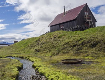 红色的屋顶木山小屋斯特鲁图尔梅利维尔桑迪路冰岛natue储备山背绿色草布鲁克流蓝色的天空背景