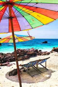 海滩椅子伞色彩斑斓的海滩普吉岛