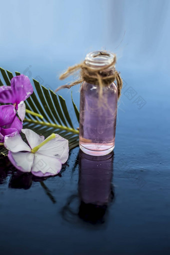Herbal花本质浓度使迷迭香属officinalisrosemarry花玻璃瓶木表面
