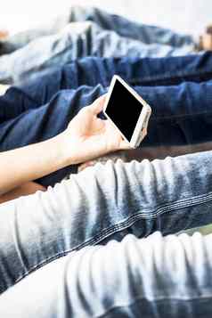 关闭腿多少数民族青少年坐着墙聪明的手机支出时间朋友