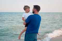 父亲儿子支出时间海假期年轻的爸爸孩子男孩走海滩