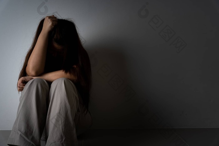 伤心女人拥抱膝盖哭坐着黑暗房间抑郁症不开图片-包图网企业站