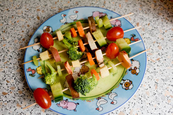 使蔬菜水果美味的孩子们蔬菜串