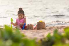 可爱的女孩玩沙子玩具沙子工具