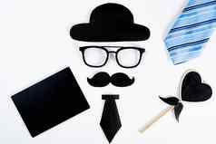 快乐父亲一天背景概念蓝色的领带纸减少他眼镜黑色的胡子领带心形状黑板上白色背景复制空间文本