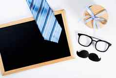 快乐父亲一天背景概念蓝色的领带眼镜杯茶礼物盒子黑色的胡子黑板上白色背景复制空间文本