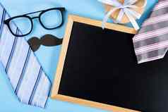 快乐父亲一天背景概念蓝色的粉红色的领带眼镜礼物盒子黑色的胡子黑板上蓝色的背景复制空间文本