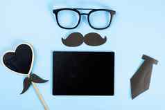快乐父亲一天背景概念眼镜黑板上黑色的心形状领带黑色的胡子蓝色的背景复制空间文本