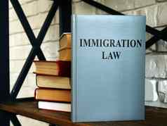 移民法律规则书架子上