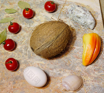 蔬菜水果贝壳蛋大理石表面樱桃西红柿贝尔辣椒湾叶子牡蛎壳牌椰子鸡蛋