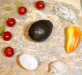 蔬菜水果<strong>贝壳</strong>鸡蛋大理石表面樱桃西红柿贝尔辣椒湾叶子牡蛎海贝鳄梨鸡蛋