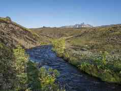 冰岛景观蓝色的河流郁郁葱葱的绿色vegatation冰岛洛加徒步旅行小道绿色谷火山景观熔岩字段山早期早....夏天蓝色的天空