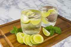 冷喝柠檬减少块水玻璃木杯