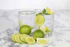 冷喝柠檬减少块水玻璃