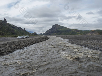 冰岛托尔斯莫克8月视图冰川野生河粉碎绿色锋利的volanic山人行桥边境托尔斯莫克戈达兰