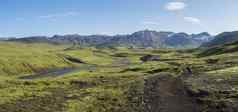 全景景观蓝色的河流绿色山白雪覆盖的山草地郁郁葱葱的莫斯洛加徒步旅行小道山背自然储备冰岛夏天蓝色的天空