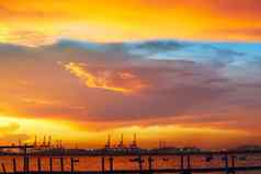 起重机海港日落红色的蓝色的天空钓鱼船