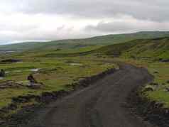 脏山路槽废弃的景观绿色草山水水坑山内陆冰岛