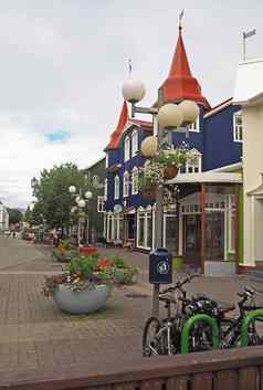 街阿克雷里中心蓝色的房子花盆自行车北冰岛