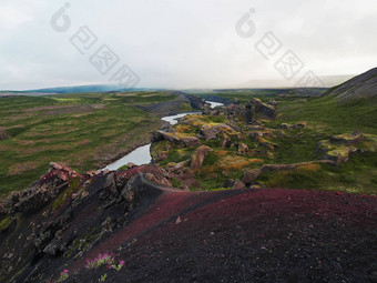 视图峡谷河约库尔萨Fjollum前红色的火山艾恩霍拉尔德蒂福斯冰岛景观