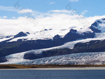 蓝色的环礁湖<strong>冰山</strong>冰川舌头杰古沙龙冰隆环礁湖南东部冰岛蓝色的天空<strong>云</strong>背景