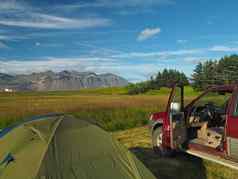 野营冒险冰岛帐篷越野车开放通过视图色彩斑斓的山草地树