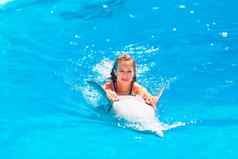 快乐女孩游泳海豚海豚馆